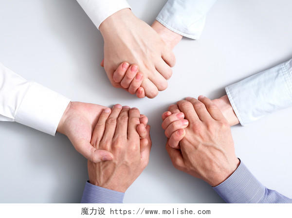 合作伙伴的业务视图上方双手抱住对方象征着支持合作